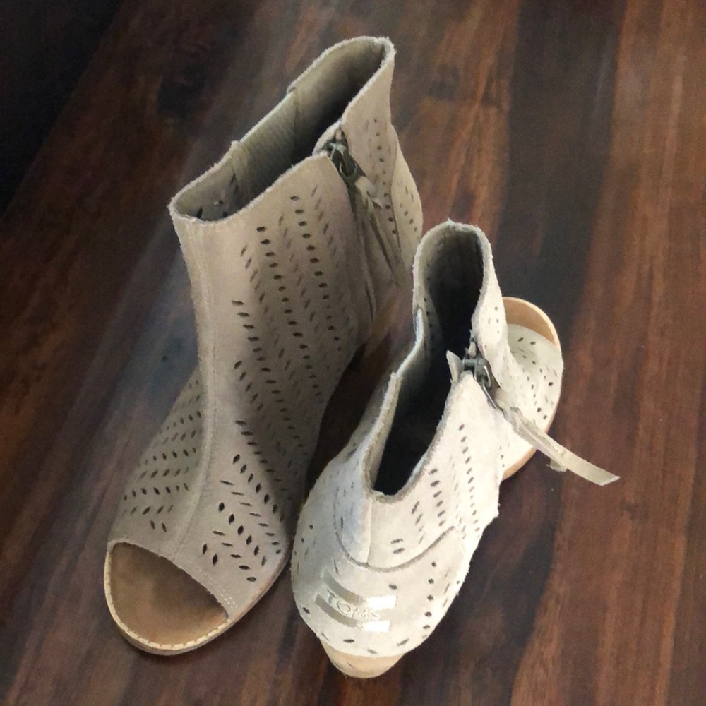 Tom’s open boot color Tan